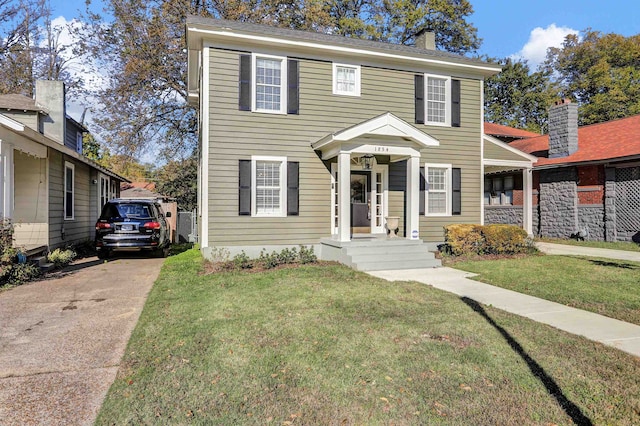 colonial home featuring a front yard