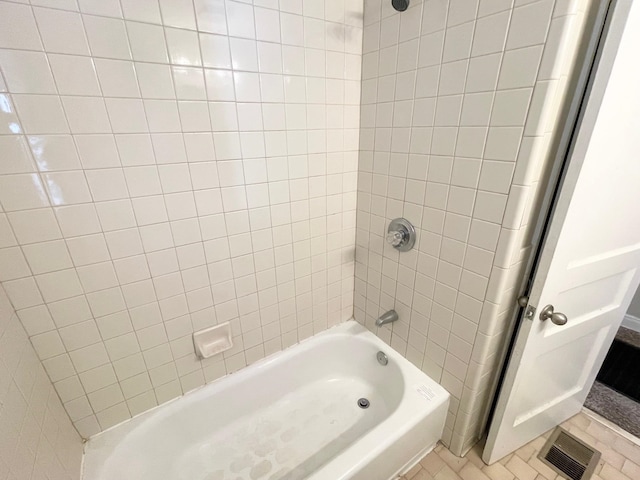 bathroom with tiled shower / bath