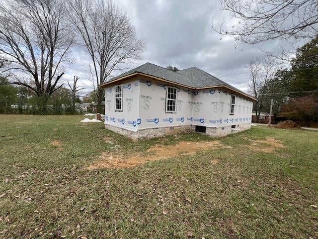 view of side of property featuring a lawn