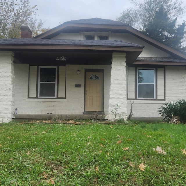 view of front of property with a front lawn