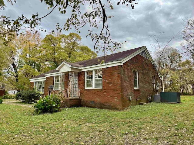 view of front of home featuring a front yard