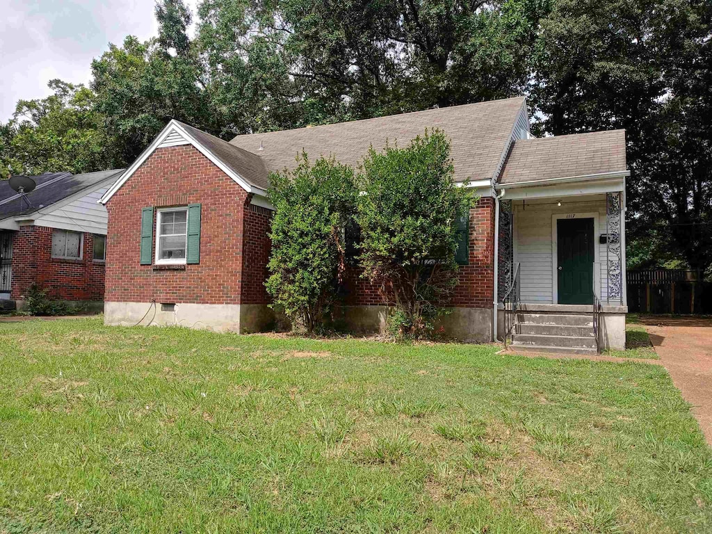 view of front facade with a front lawn