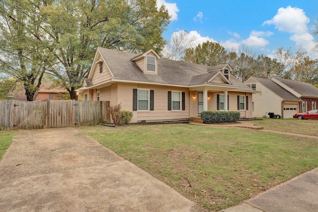 view of front of house featuring a front lawn