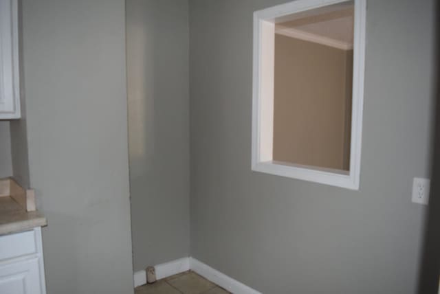 laundry room featuring light tile patterned floors