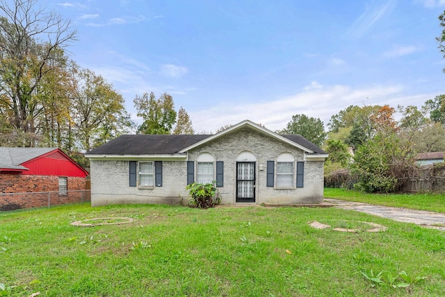 single story home with a front lawn