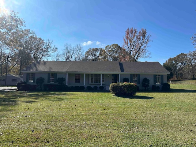 single story home featuring a front yard