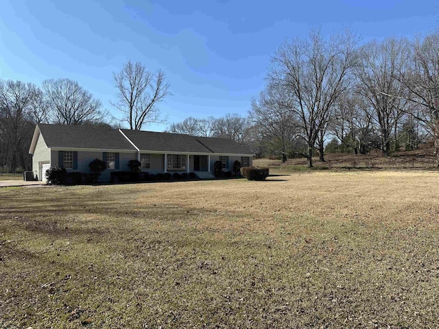 ranch-style house featuring a front yard