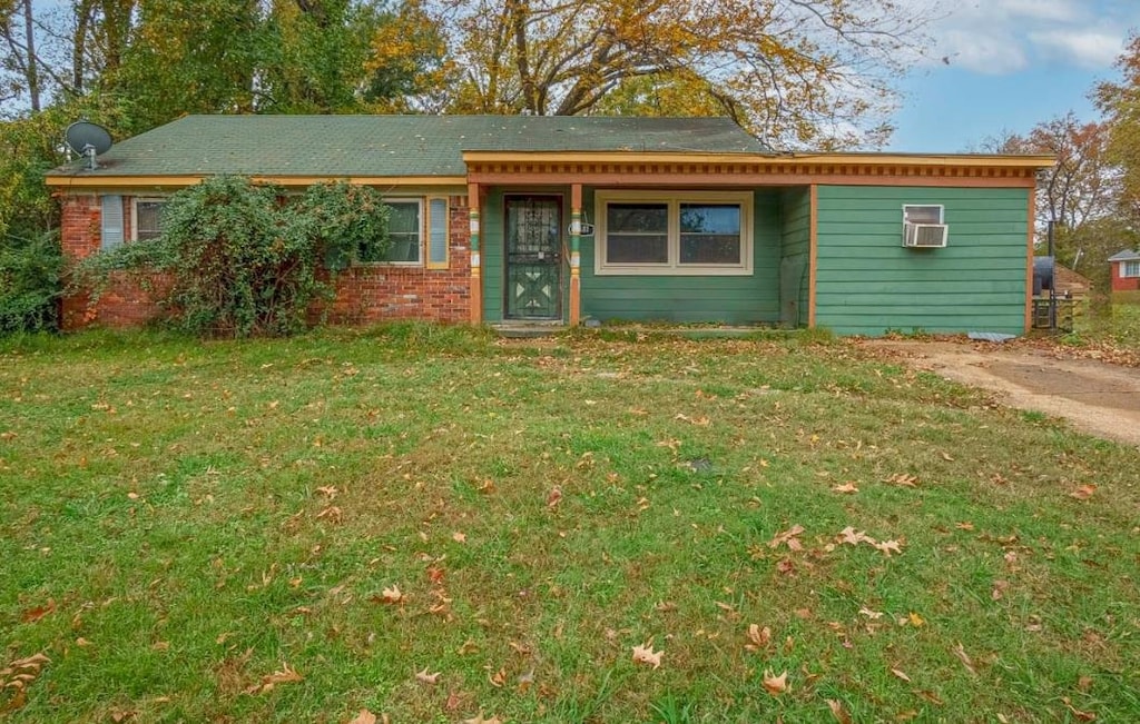 ranch-style home with a front lawn