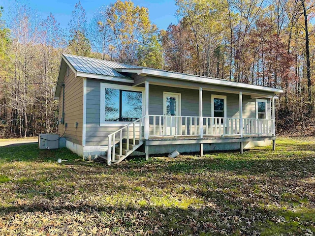 view of front of home with a porch and a front yard