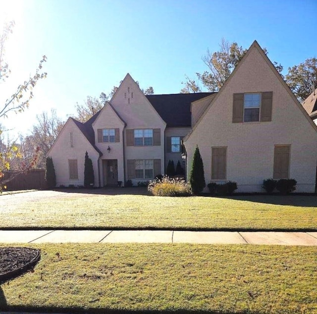 view of front of house featuring a front yard