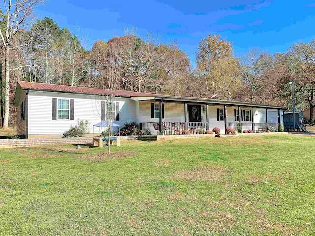 view of front of house featuring covered porch and a front yard