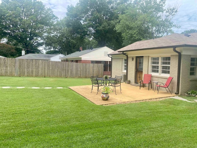 view of yard featuring a patio