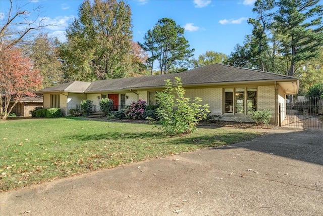 ranch-style home featuring a front lawn