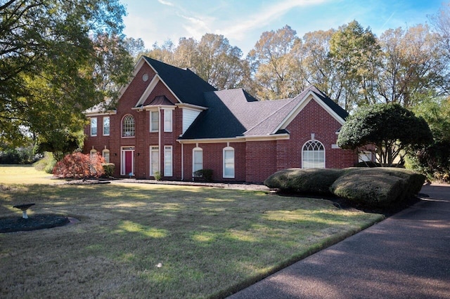 view of front of property featuring a front yard