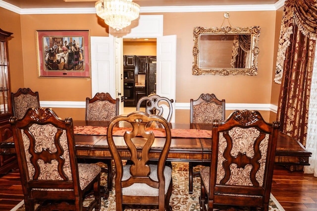 dining room featuring crown molding, hardwood / wood-style floors, and a notable chandelier