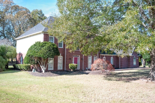 view of front facade featuring a front lawn