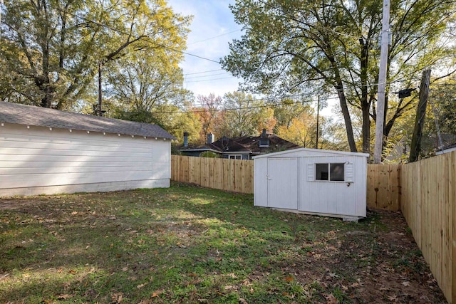 view of yard featuring a shed