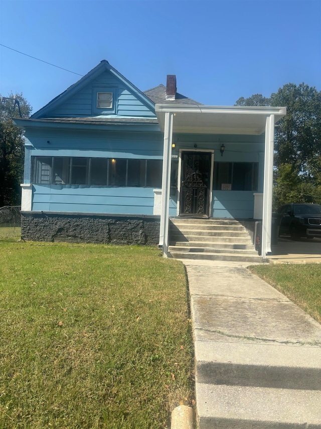 view of front of home featuring a front lawn