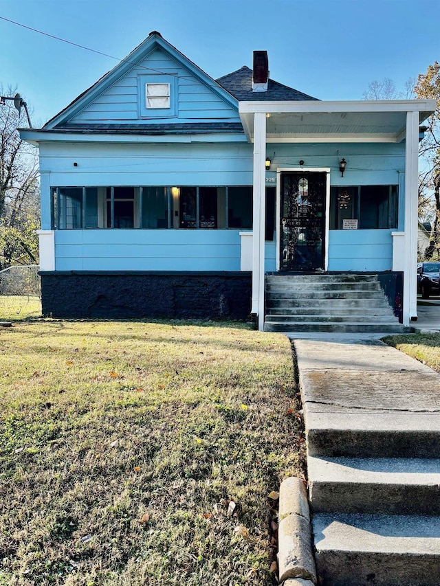 view of front facade with a front lawn