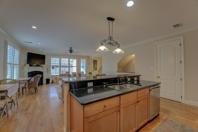 kitchen featuring ceiling fan, light hardwood / wood-style flooring, an island with sink, and stainless steel dishwasher