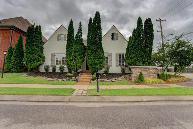 view of front facade with a front lawn