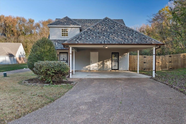 view of front of home featuring a front lawn and a carport