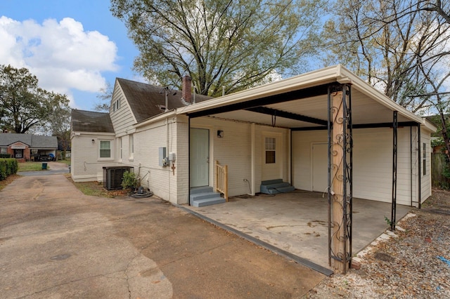 view of front facade with a carport and cooling unit