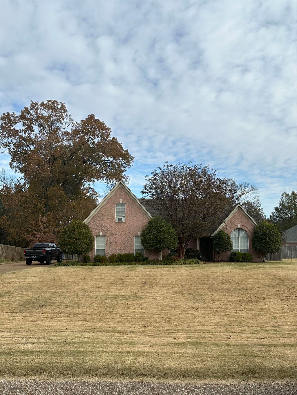 view of front of property featuring a front yard