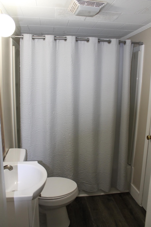 bathroom featuring sink, crown molding, hardwood / wood-style flooring, a shower with shower curtain, and toilet