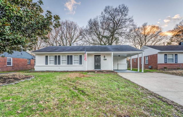 4493 Quince Rd, Memphis, TN 38117 - ranch-style home featuring driveway, a front yard, and a carport