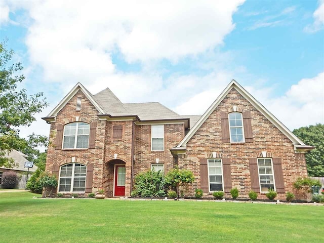 view of front property featuring a front lawn