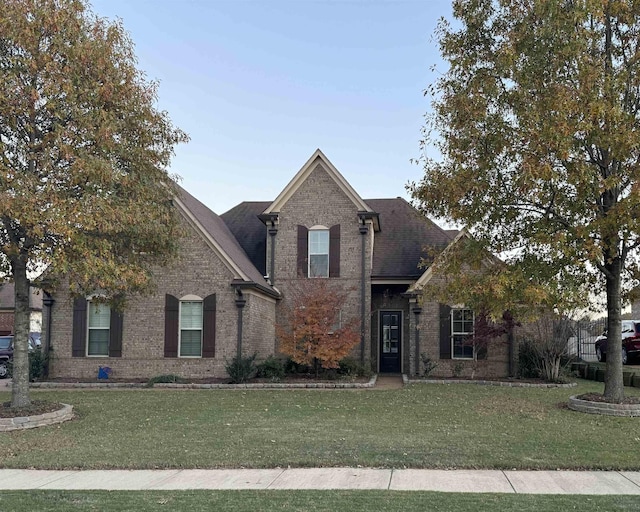 view of front facade with a front lawn