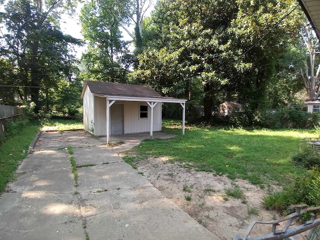 view of yard featuring an outdoor structure