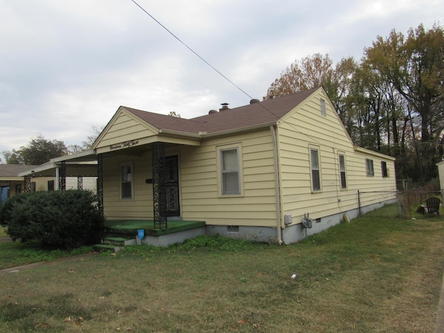 bungalow-style house featuring a front lawn