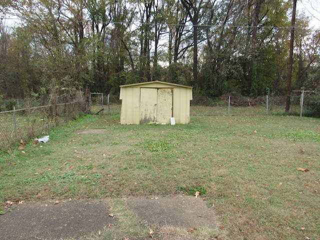 view of yard with a storage shed