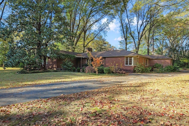 view of front of house featuring a front yard