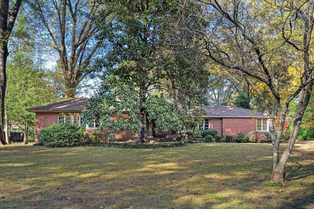 view of front of property with a front lawn