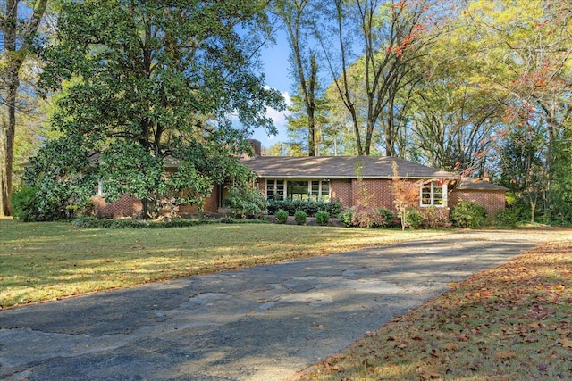 single story home featuring a front yard