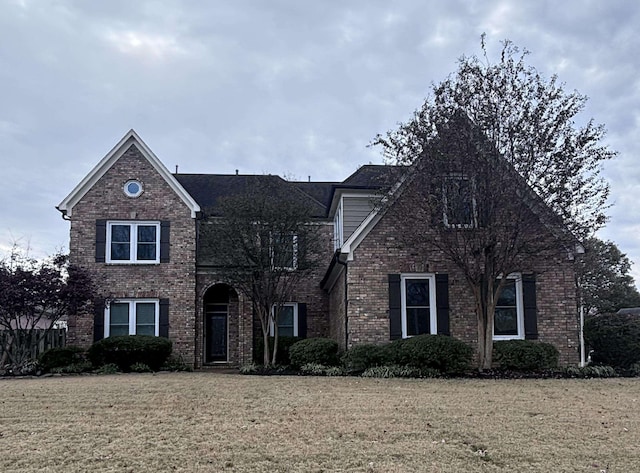 front facade featuring a front yard