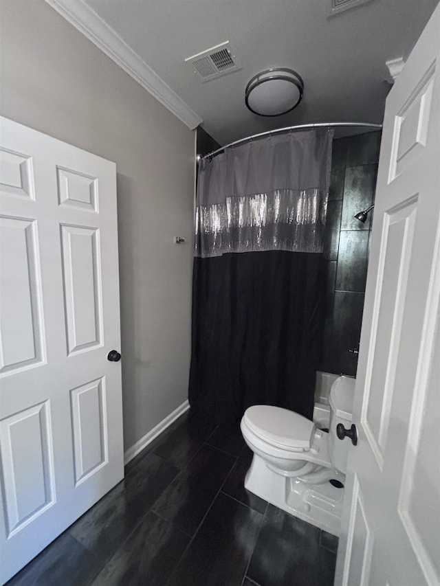 bathroom with curtained shower, toilet, and crown molding