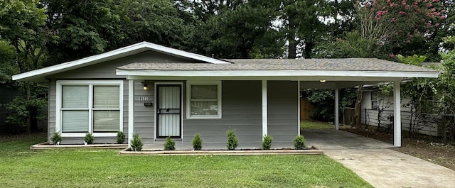 view of front of property featuring a carport and a front lawn