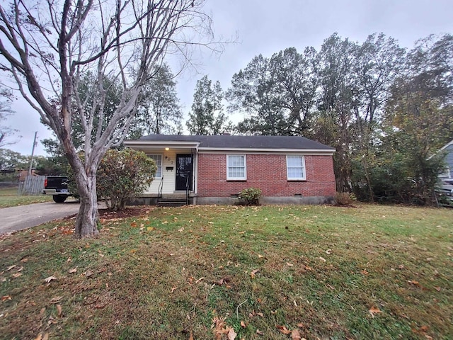 ranch-style home with a front yard