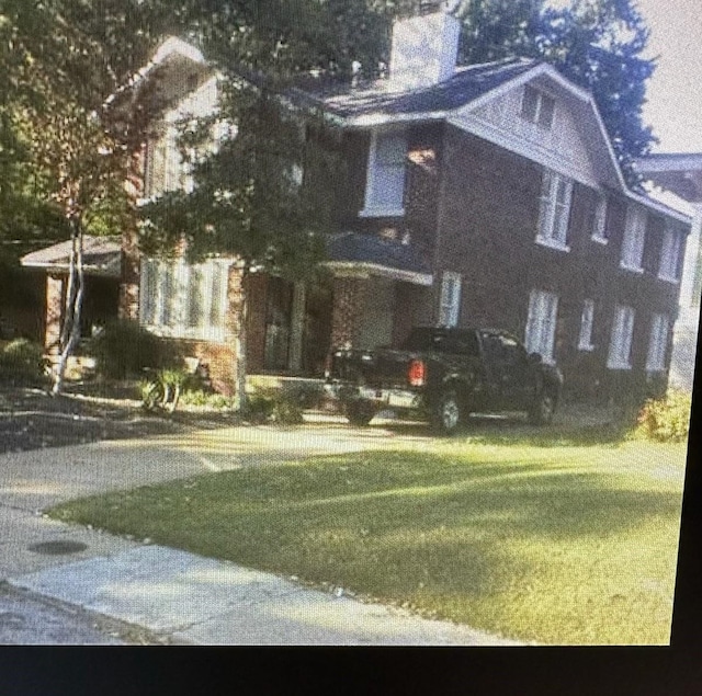 view of front of home featuring a front lawn