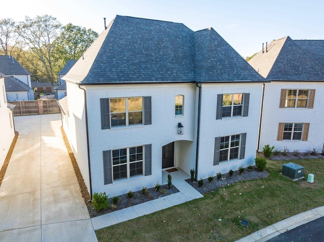 view of front of property with a front yard