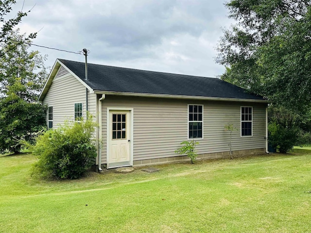 back of house featuring a yard