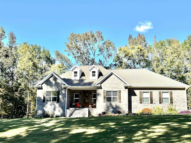 view of front of property featuring a front yard