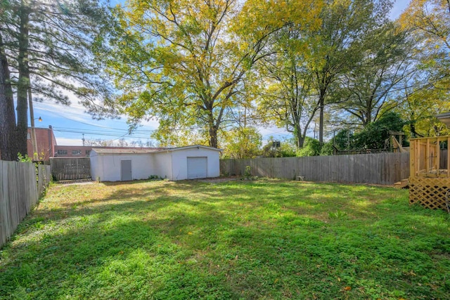 view of yard featuring an outdoor structure