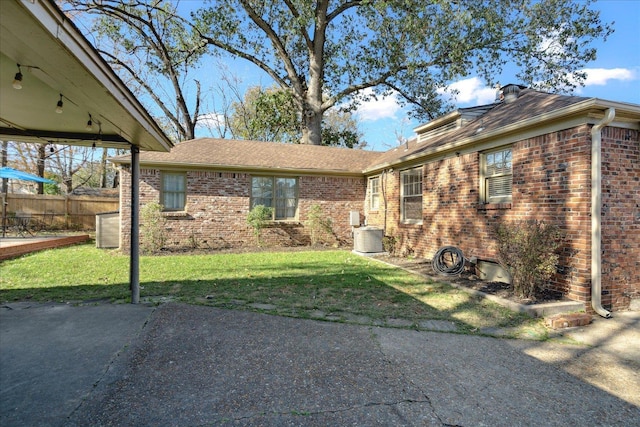 view of front of home featuring a front yard