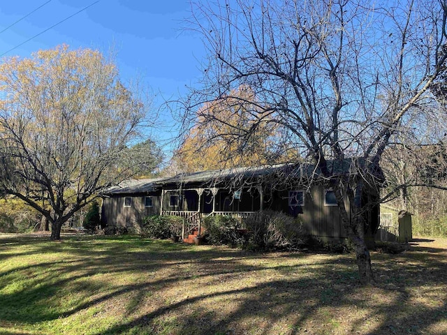 view of front of property featuring a front lawn