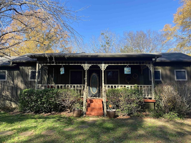 view of front of property featuring covered porch